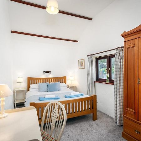 The Snug At Cornish Barn Holidays Truro Extérieur photo