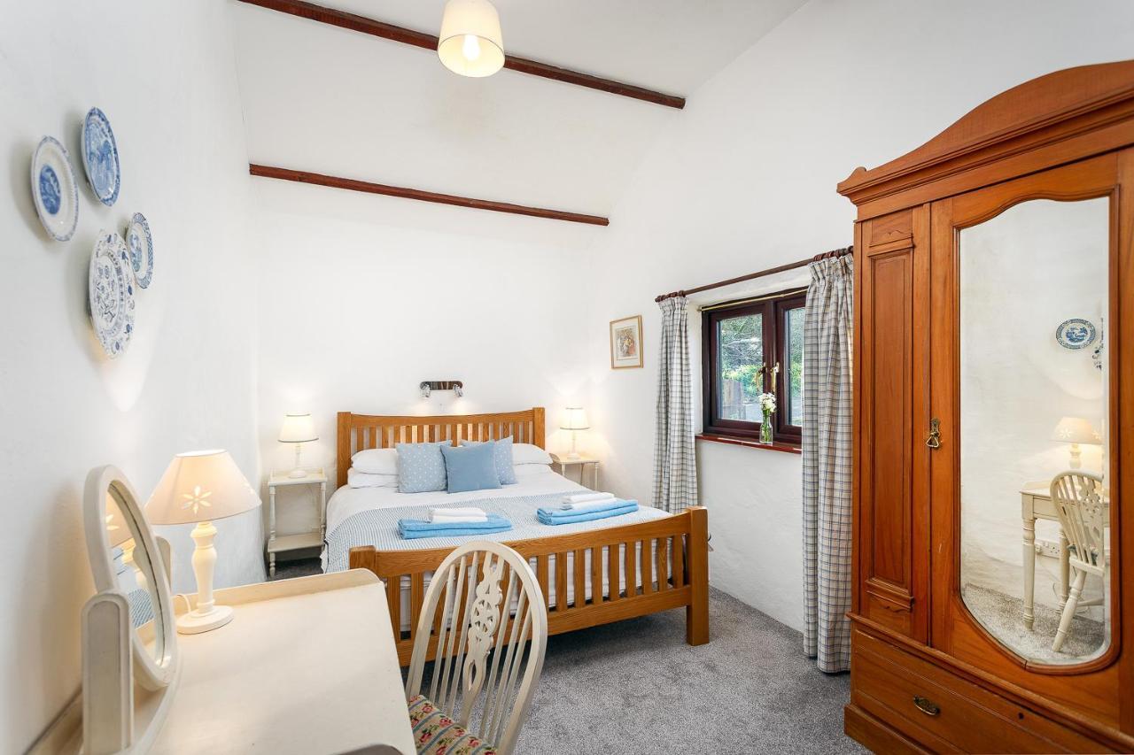 The Snug At Cornish Barn Holidays Truro Extérieur photo